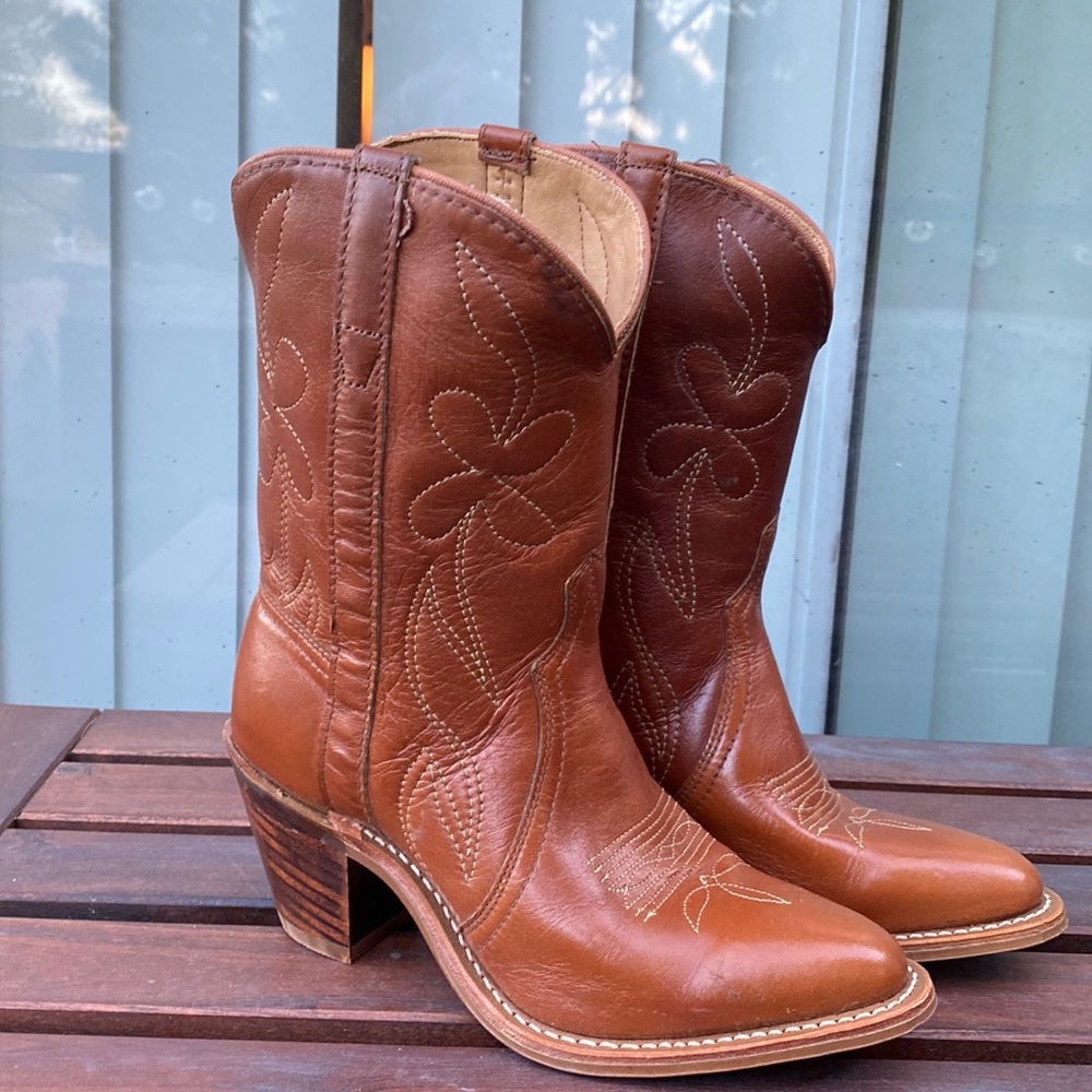 Women’s vintage western boots, size 6 1/2, two/tone brown color.